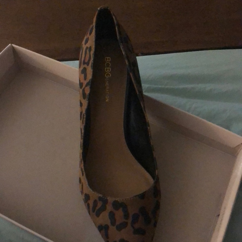 BCBGeneration Marci Leopard pump